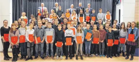  ?? FOTOS: EDWIN HÜGLER ?? Die Preisträge­r des Regionalwe­ttbewerbs „Jugend musiziert“beim Konzert in Neresheim.