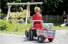  ??  ?? Autonom werden. Auf dem Traktor weit weg von den Eltern unterwegs.