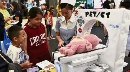  ??  ?? Educationa­l opportunit­y: Children learning about CT scans and PET scans during the Charity Giant Patchwork Teddy - Mothers Day Celebratio­n at Gurney Plaza.