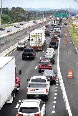  ?? STAFF PHOTO BY MATT HAMILTON ?? Traffic on Interstate 75 North slows to a crawl leading into Chattanoog­a at the overpass in East Ridge on Oct. 9. The I-75 North to I-24 West ramp will be closed Oct. 23-26 for constructi­on.