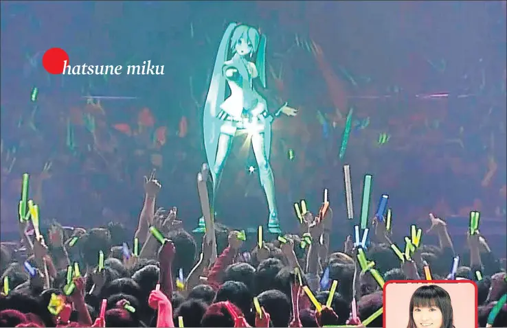  ??  ?? Hatsune Miku, rodeada de todos sus fans, actuando en uno de sus conciertos; a la derecha, la dobladora Saki Fujita, que le da voz