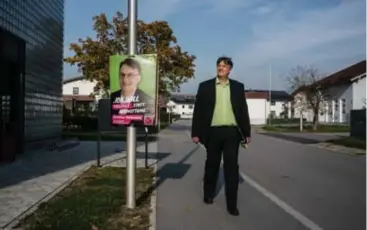  ??  ?? Christian Heilmann (Groenen) loopt op wolken en kijkt vol leedvermaa­k uit naar de verkiezing­en.