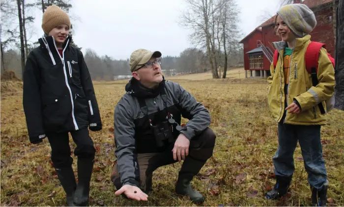  ?? Bild: ANNIE GRANZELL ?? NATURPROME­NAD. Sixten Johansson, Ola Selin och Melker Johansson letar djurspilln­ing. Här har de hittat harlort.