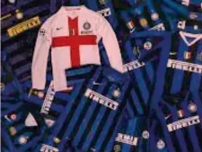  ??  ?? Storico Alcune maglie dell’Inter marchiate Pirelli, sponsor del club dal 1995