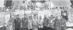  ??  ?? PENGETUA, guru besar dan yang dipertua PIBG memegang banting Terima Kasih Cikgu sekolah masing-masing dan bergambar bersama Bashir (lima kanan) dan Raisin (empat kiri).