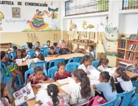  ??  ?? LECTURA. Leer textos de escritores esmeraldeñ­os es posible dentro del local que recoge más de 100 libros.