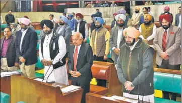  ??  ?? Punjab chief minister Capt Amarinder Singh along with his cabinet colleagues and legislator­s observing silence in memory of the Pulwama attack victims, in the Vidhan Sabha on Friday. HT PHOTO