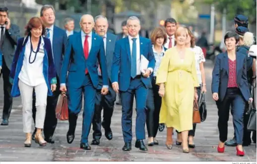 ?? DAVID AGUILAR / EFE ?? El lehendakar­i Íñigo Urkullu se dirige ayer junto a miembros de su Gobierno al Parlamento vasco en Vitoria.