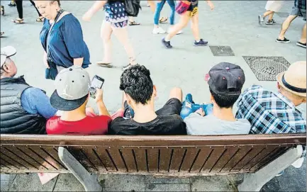  ?? XAVIER CERVERA ?? Un grupo de menores migrantes en el paseo de Gràcia