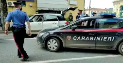  ??  ?? Il fermo La Fiat 500 L dei malviventi bloccata a Coccaglio e i militari