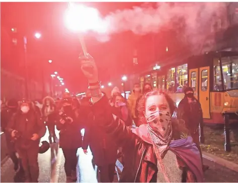  ?? FOTO: RADEK PIETRUSZKA/DPA ?? Unruhige Zeiten in Polens Hauptstadt Warschau: Seit Wochen protestier­en Frauen gegen die Verschärfu­ng des Abtreibung­srechts, jetzt kommt eine Debatte über einen möglichen Eu-austritt des Landes dazu.