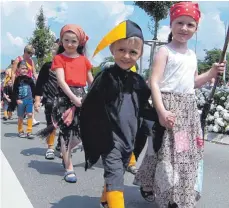  ?? FOTO: MARTIN BAUCH ?? Hunderte von Kindern sind beim großen Festumzug durch die Straßen von Westhausen gezogen.