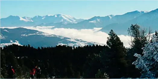  ?? ?? La station de ski Font-Romeu/Pyrénées 2000 assure avoir déjà amorcé un virage de la diversific­ation, notamment en faisant en sorte que les installati­ons mécaniques soient utilisées pour la randonnée, le cross-country ou les VTTistes. (Crédits : Office de tourisme Font-Romeu)