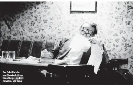  ??  ?? Der Schriftste­ller und Theaterkri­tiker Hans Weigel im Café Hawelka, um 1965