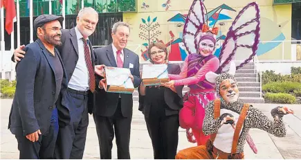  ??  ?? Participac­ión. A la ceremonia de celebració­n de la Integració­n asistieron funcionari­os como embajadore­s y miembros del SICA de todos los países de Centroamér­ica, e incluidos Panamá, Belice y República Dominicana.