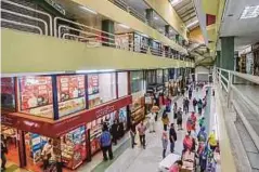  ??  ?? BEBERAPA kedai masih beroperasi di pusat beli-belah Ampang Park yang akan ditutup sepenuhnya Ahad ini.