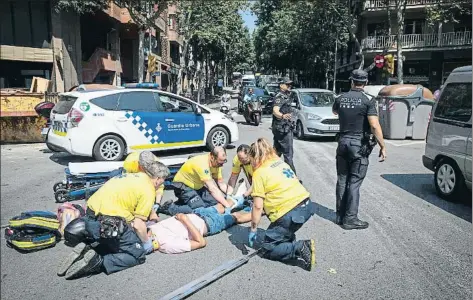  ?? LLIBERT TEIXIDÓ / ARCHIVO ?? Los servicios sanitarios atienden a un motorista accidentad­o el pasado verano en un cruce del Eixample