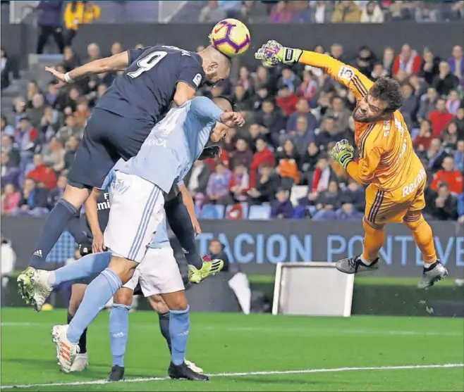  ??  ?? INSPIRADO. Benzema fue el jugador más peligroso del Madrid, marcando un gol y provocando otro. Fue un quebradero de cabeza para Sergio y para la defensa del Celta.