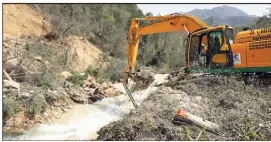  ?? (Photos Julien Avinent) ?? Bûcherons et engins de chantier s’activent pour dégager la Bévéra.