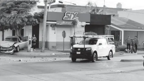  ?? FOTO: CORTESÍA ?? > El sedán quedó arriba de la banqueta tras chocar con la camioneta Nissan.