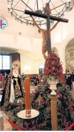  ?? LUISMI GALVÁN ?? La hermandad de los Estudiante­s reproduce el Stabat Mater junto a la cruz.