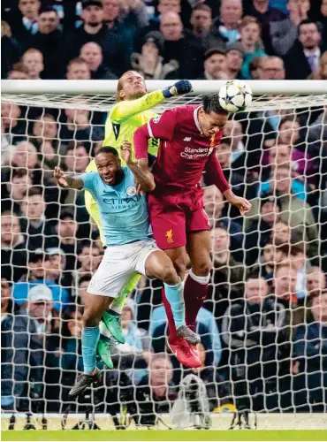  ?? Foto: imago/Andy Rowland ?? Resolut gegen Freund und Feind: Torwart Loris Karius (M.) nimmt im Luftkampf mit seinem Liverpoole­r Kollegen Virgil van Dijk (r.) und Manchester Citys Stürmer Raheem Sterling keine Rücksicht.