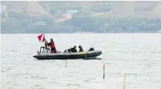  ?? TROY FLEECE ?? The RCMP Underwater Recovery Team was searching B-say-tah Point on Echo Lake on Wednesday.