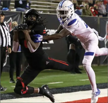  ?? (Arkansas Democrat-Gazette/Thomas Metthe) ?? Arkansas State wide receiver Dahu Green (left) pulls in a 20-yard touchdown reception in front of Georgia State cornerback Jaylon Jones during the second quarter of Thursday night’s game.