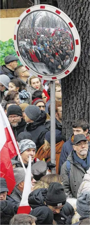  ?? BILD: SN/AP ?? Allein in Warschau gingen etwa 50.000 Menschen auf die Straße.