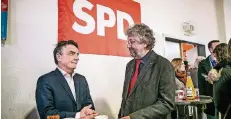  ?? FOTO: ANNE ORTHEN ?? SPD-Landeschef Michael Groschek (l.) mit SPD-Ratsherr Martin Volkenrath gestern beim Neujahrsem­pfang der SPD-Flingern.