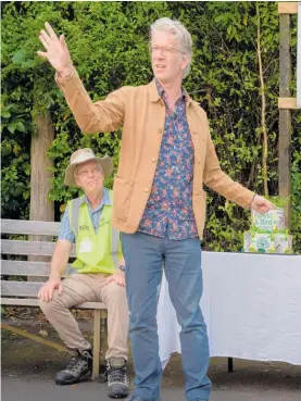  ?? Photo / Jacqui McGowan ?? Hamish McDouall speaking to the crowd at Bushy Park Tarapuruhi.