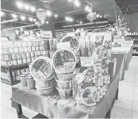  ?? ?? PELBAGAI PILIHAN: Barangan Tahun Baharu Cina kini menjadi pemandanga­n biasa di banyak pasar raya.