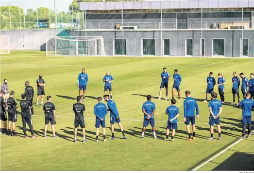  ?? JESÚS MARÍN ?? Técnicos y jugadores forman un círculo durante un entrenamie­nto en la Ciudad Deportiva de El Rosal.