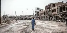  ?? Foto: Oliver Weiken, dpa ?? Ein Mann geht durch die zerstörte Altstadt von Mossul. Vor drei Monaten wurden die letzten IS Kämpfer vertrieben.