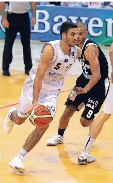  ?? FOTO: MISERIUS (ARCHIV) ?? Alexander Blessig (mit Ball) und die Giants stehen vor einer strapaziös­en Auswärtsfa­hrt nach Erfurt.