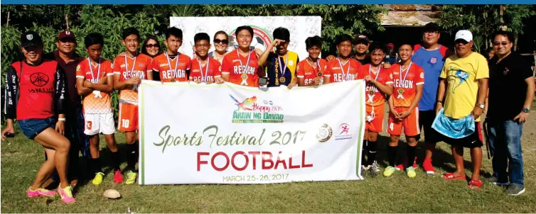  ?? (SUN*STAR PHOTO BY JACK BIANTAN) ?? CHAMPS AGAIN. CdeO United FC members, parents and fans show off their medals and champions trophy after winning the 14 Under title in the Araw ng Dabao bootfest held recently at the Tionko field in Davao City.