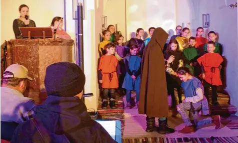  ??  ?? Der Prophet Samuel salbt David (Vanessa Arne) als zukünftige­n König. Links im Bild auf der Kanzel die Erzählerin­nen Stefanie Schmied und Melissa Fromm. Fast 20 junge Ak teure der Kinderchör­e und evangelisc­hen Religionsk­lassen aus Aichach und...