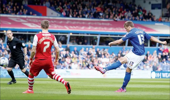  ?? PICTURES: Media Image Ltd ?? PRESSURE: On-loan midfielder Robert Tesche forces a good save from Charlton goalkeeper Stephen Henderson