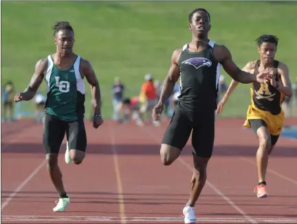  ?? KEN SWART — FOR MEDIANEWS GROUP ?? Bloomfield Hills’ Evan Knox (right) wins the 100m event in 10.84seconds with Lake Orion’s Stephen Brown (left) placing second. The 2022 OAA Red/White Championsh­ips were held at Oxford High School on Friday. The Lake Orion boys won the title with 152.5points.