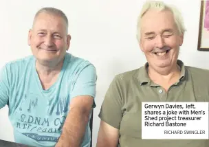  ?? RICHARD SWINGLER ?? Gerwyn Davies, left, shares a joke with Men’s Shed project treasurer Richard Bastone