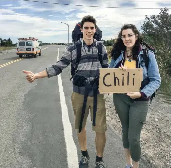  ?? PHOTO COURTOISIE ?? David Sanchez et Roxanne Régimbald se sont prêtés au jeu à quelques jours de leur départ pour le Chili sur le pouce. La photo a été prise en bordure de l’autoroute 20 à la hauteur de La Pocatière, près du village de David Sanchez, soit L’Islet.