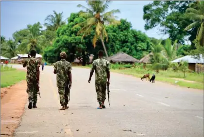  ??  ?? Soldater fra Mozambique­s regeringsh­aer patruljere­r gaderne den 7. marts 2018 i byen Mocimboa de Praia.
Foto: Adrien Barbier/AFP