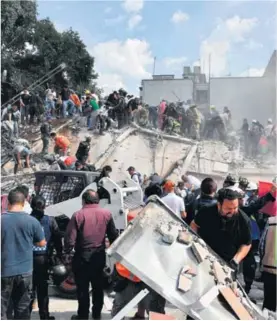  ?? AFP ?? La carrera contra el tiempo, para rescatar víctimas, fue intensa.