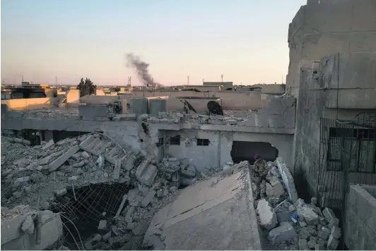  ?? Felipe Dana / AP Photo ?? An Iraqi soldier stands on a destroyed house in a west Mosul neighbourh­ood recently retaken from ISIL.