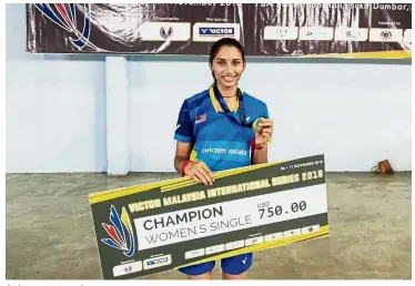  ??  ?? A day to remember: S. Kisona fought against sickness and her opponent to retain the Malaysian Internatio­nal Series singles title at the Penang BA Badminton Hall in Bukit Dumbar in Penang yesterday.