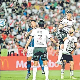 ??  ?? Ganador. El gol de Suárez en Mendoza que vale el liderazgo en soledad.