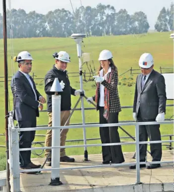  ??  ?? ► La ministra Schmidt visitó ayer la estación de monitoreo de calidad del aire.