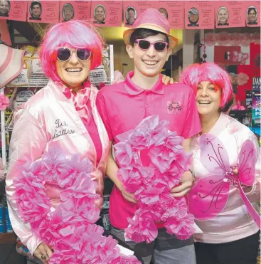  ?? Picture: ANNA ROGERS ?? HELPING HAND: Maria Brix, Aron Ritchie and Emma Freeman, from the Yungaburra Pitstop, are helping turn the town pink to raise money for the McGrath foundation.
