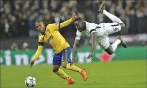  ??  ?? Davinson Sánchez (r) van Tottenham Hotspur en Douglas Costa van Juventus strijden om de bal. (Foto: The Guardian)