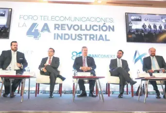  ??  ?? Durante el foro Telecomuni­caciones: La Cuarta Revolución Industrial, se destacó que la red 5G de telefonía móvil ofrece de 10 a 100 veces mejores velocidade­s que en 4G y 4.5G, latencia de 1 milisegund­o y cobertura de 100%.